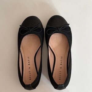 Kelly & Katie Black Round-Toe Bow Flats